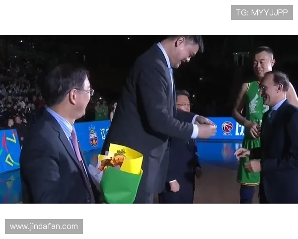 姚明担任升旗手的荣耀时刻展现中国体育精神与国家自豪感